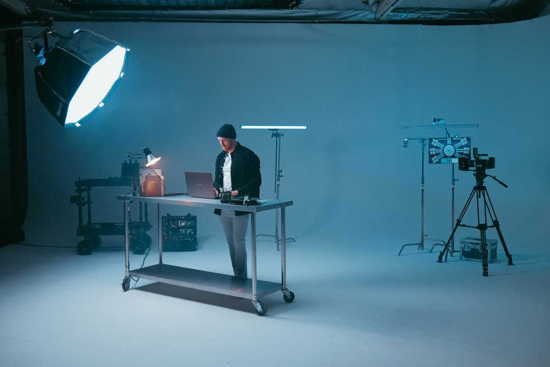 Studio d'animation professionnel avec une équipe créative dans un espace moderne - Unsplash: Jakob Owens